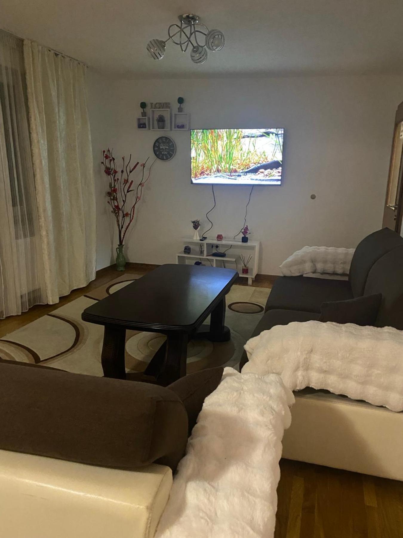 Dzeni Apartment *